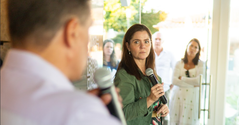 Leonardo Martins e Ursula Canto apresentam o Jornada Flórida para convidados na Casa da Guia, em Cascais.